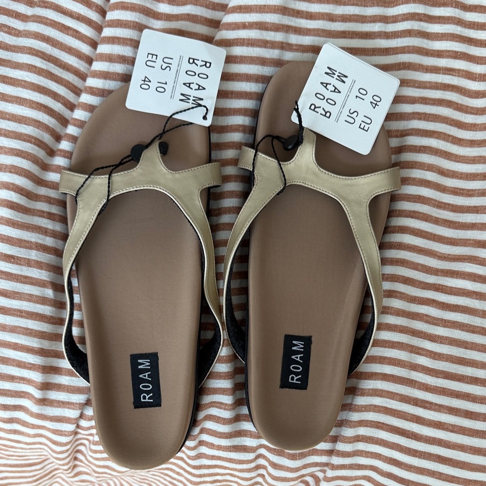 ROAM Women's Tan and Gold Leather Thong Sandals